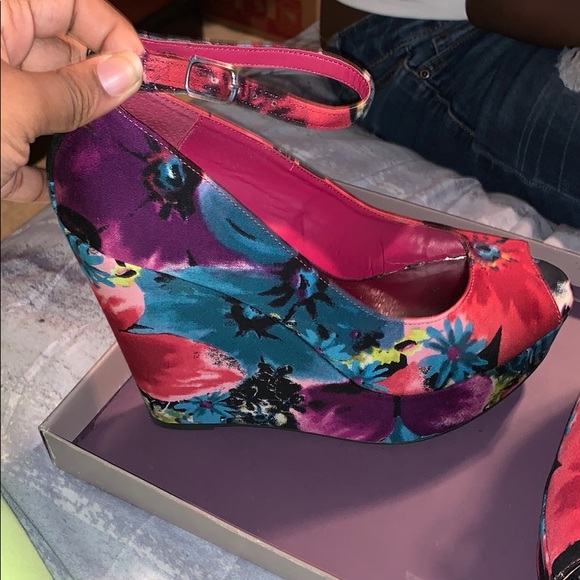 Wedges w/ Strap 8.5M - Picture 3 of 4
